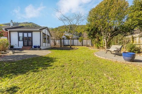 Photo of property in 10 Kakariki Grove, Waikanae, 5036