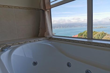 Photo of property in 24 Tamworth Crescent, Newlands, Wellington, 6037