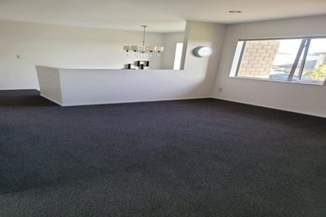 Photo of property in 4 Kirikiri Drive, Papakura, 2110