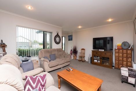 Photo of property in 2 Reremoana Close, Hawera, 4610