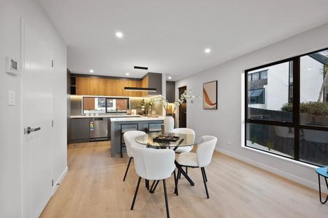 Photo of property in 2/32 Beulah Avenue, Rothesay Bay, Auckland, 0630