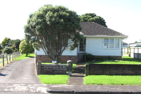 Photo of property in 27 London Street, Te Atatu Peninsula, Auckland, 0610