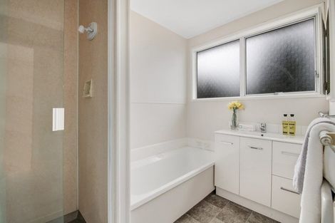 Photo of property in 1 Wanita Place, Totara Vale, Auckland, 0629