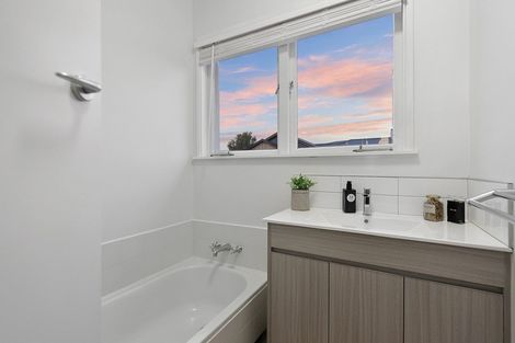 Photo of property in 6 Heath Street, St Andrews, Hamilton, 3200