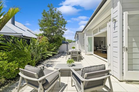 Photo of property in 21 St Aubyn Street, Devonport, Auckland, 0624