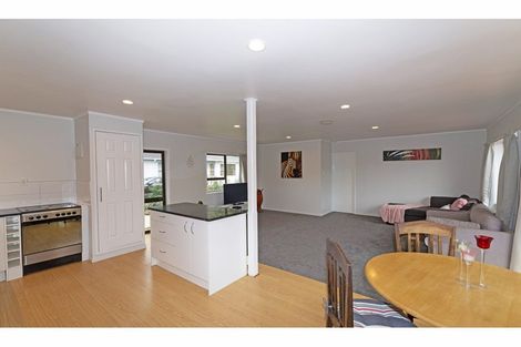 Photo of property in 21a Birdwood Road, Swanson, Auckland, 0612