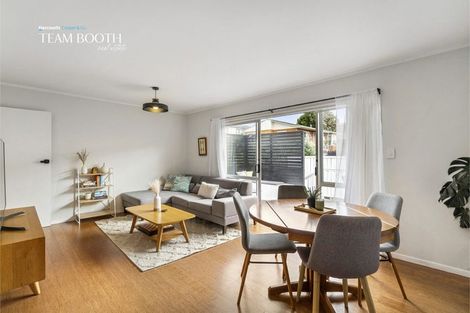 Photo of property in 3a/2 Kirrie Avenue, Te Atatu South, Auckland, 0610