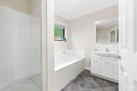 Photo of property in 32a Dowling Grove, Silverstream, Upper Hutt, 5019