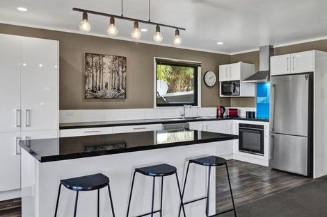 Photo of property in 6 Moana Crescent, Blagdon, New Plymouth, 4310