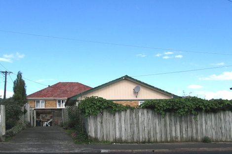 Photo of property in 32 Howard Road, Northcote, Auckland, 0627