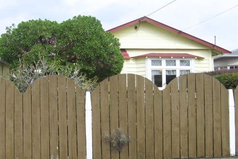 Photo of property in 32 Puru Crescent, Lyall Bay, Wellington, 6022