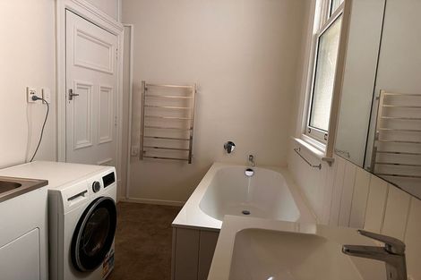 Photo of property in 186 Oriental Parade, Oriental Bay, Wellington, 6011