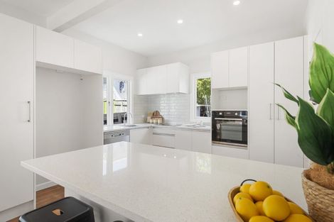 Photo of property in 2/180 Lake Road, Northcote, Auckland, 0627
