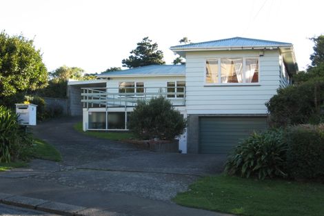 Photo of property in 8 Miles Crescent, Newlands, Wellington, 6037