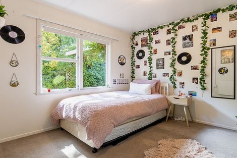 Photo of property in 16 Griffiths Grove, Newlands, Wellington, 6037