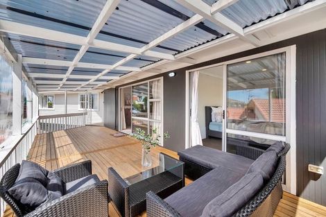 Photo of property in 2/6 Ngatoa Place, Glenfield, Auckland, 0629