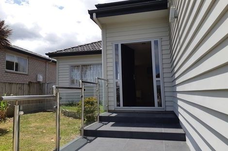 Photo of property in 102 Tamahere Drive, Glenfield, Auckland, 0629