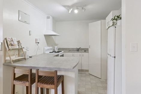 Photo of property in 87 Victory Crescent, Tawa, Wellington, 5028