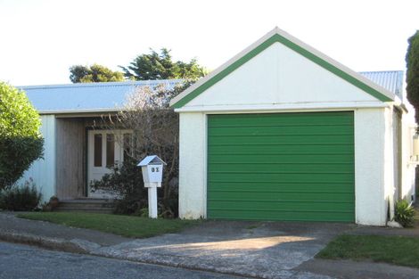 Photo of property in 10 Miles Crescent, Newlands, Wellington, 6037