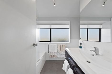 Photo of property in 4 Advene Road, Cockle Bay, Auckland, 2014