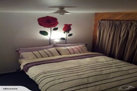 Photo of property in 2/6 Craigbank Avenue, New Lynn, Auckland, 0600