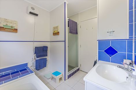 Photo of property in 24 Ellice Road, Totara Vale, Auckland, 0629