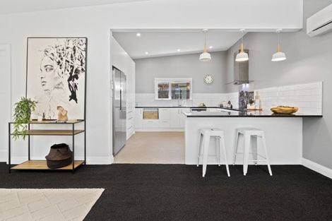 Photo of property in 203 Sutherland Road, Lyall Bay, Wellington, 6022