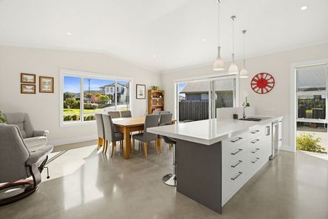 Photo of property in 14 Topping Place, Whitianga, 3510