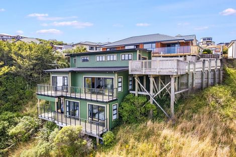 Photo of property in 6a Tamworth Crescent, Newlands, Wellington, 6037