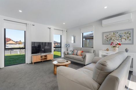 Photo of property in 6 Georgina Beyer Way, Carterton, 5713