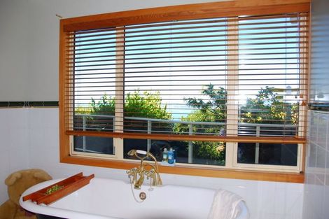 Photo of property in 4 Green Park Lane, Korokoro, Lower Hutt, 5012