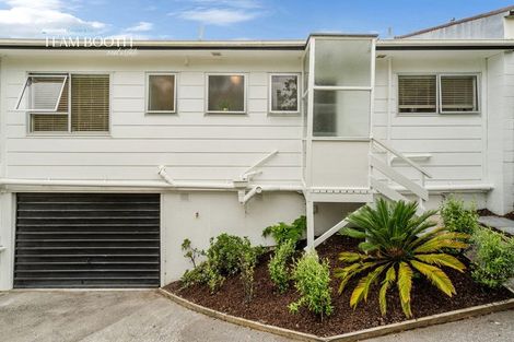 Photo of property in 3a/2 Kirrie Avenue, Te Atatu South, Auckland, 0610