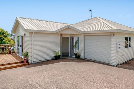 Photo of property in 3/8a Target Road, Totara Vale, Auckland, 0629