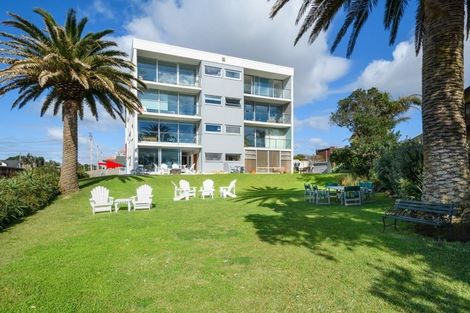 Photo of property in Seaview Apartments, 3/64 Milford Road, Milford, Auckland, 0620