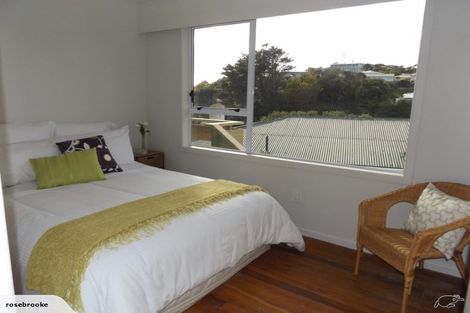 Photo of property in 6 Link Road, Newlands, Wellington, 6037