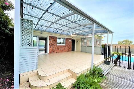 Photo of property in 17 Crompton Road, Massey, Auckland, 0614