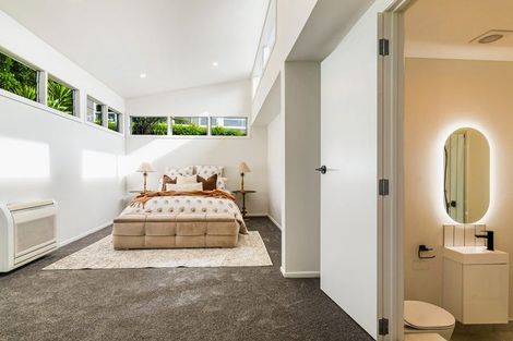 Photo of property in 2/1c Bank Street, Hillcrest, Auckland, 0627