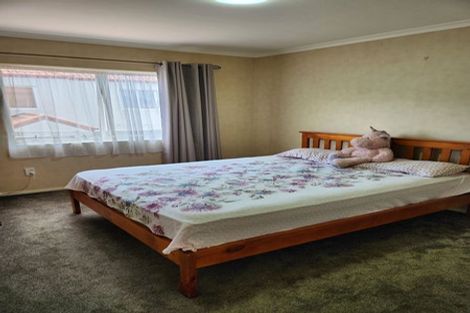 Photo of property in 8 Dainton Place, New Lynn, Auckland, 0600