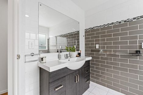 Photo of property in 121 Tauranga Place, Orewa, 0931