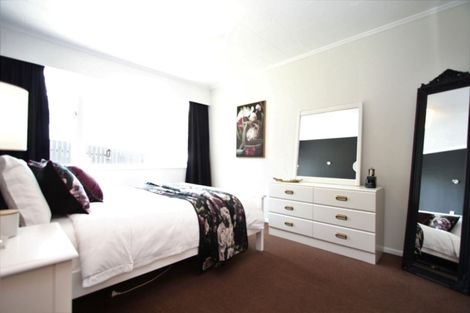 Photo of property in 8 Griffiths Grove, Newlands, Wellington, 6037