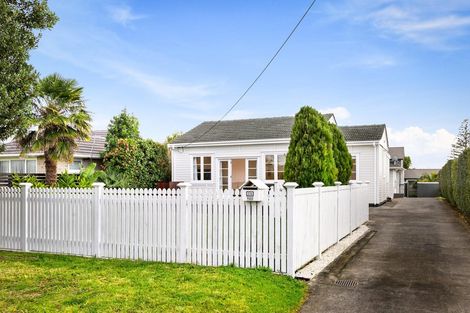 Photo of property in 28 Rewarewa Road, Te Atatu Peninsula, Auckland, 0610