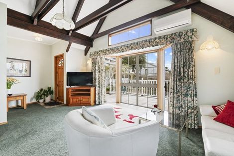 Photo of property in 32 Corunna Road, Milford, Auckland, 0620