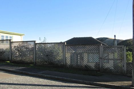 Photo of property in 20 Miles Crescent, Newlands, Wellington, 6037