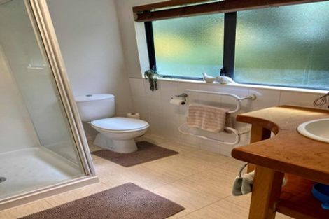 Photo of property in 13 Springwater Vale, Unsworth Heights, Auckland, 0632