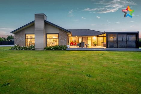 Photo of property in 16 Court Of Ascot, Seaward Bush, Invercargill, 9812