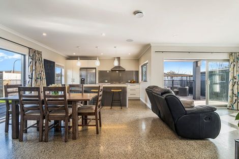Photo of property in 36 Gilbransen Road, Kumeu, 0810