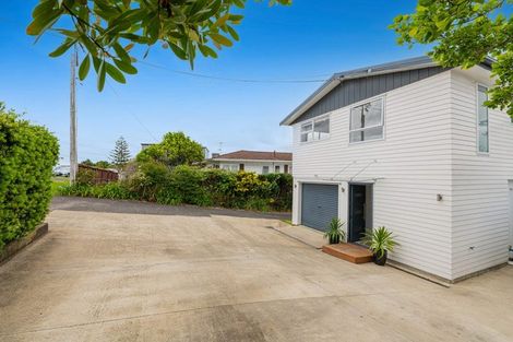 Photo of property in 1/302 Sunset Road, Windsor Park, Auckland, 0632