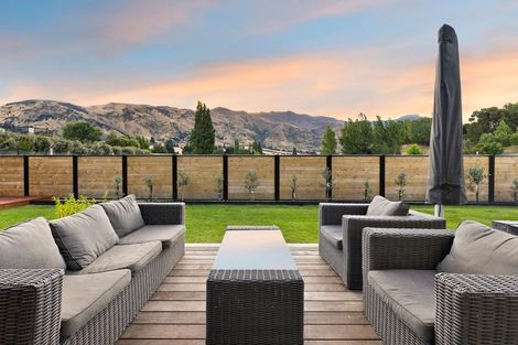 Photo of property in 7 Fern Burn Close, Wanaka, 9305