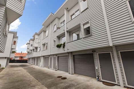 Photo of property in 11/6 Islington Avenue, New Lynn, Auckland, 0600