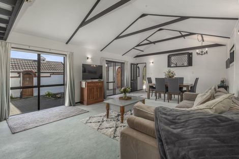 Photo of property in 10 Kakariki Grove, Waikanae, 5036